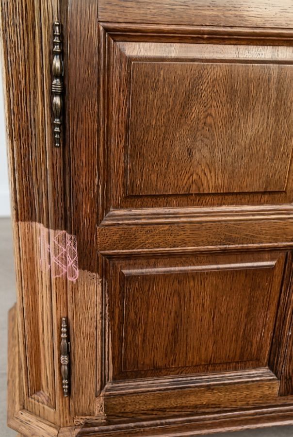 Aufarbeitung eines alten Holzschranks mit Laser in Lübeck für einen Restaurator: links der hellere bearbeitete Bereich, daneben die noch dunkle Schrankoberfläche.