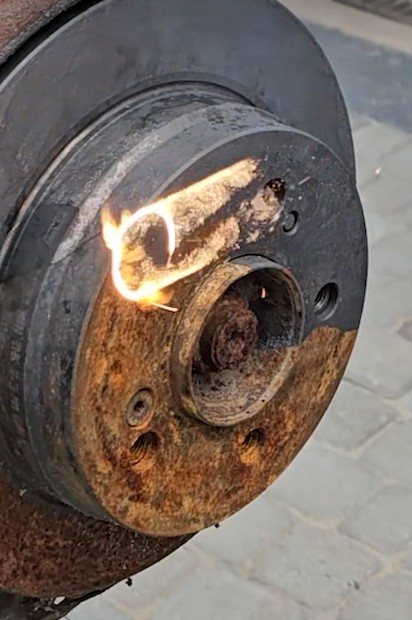 Laserentrostung einer Bremsscheibe in Lübeck durch LaserTec Nord: oben bereits bearbeitete Fläche, darunter noch sichtbare Rostablagerungen während der Reinigung.